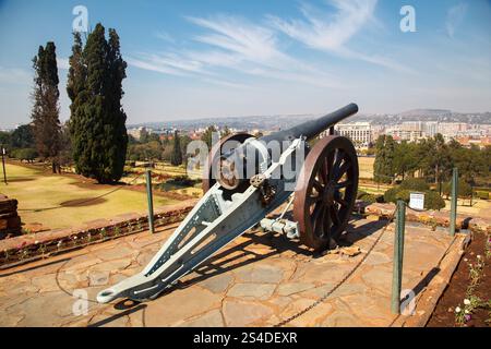 Un canon d'artillerie d'époque et les jardins en terrasses de l'Union Buildings Gardens, Pretoria, Gauteng, Afrique du Sud Banque D'Images