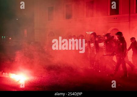 Rome, RM, Italie. 11 janvier 2025. Plus de 250 participants assistent à la manifestation pour réclamer justice pour le jeune homme de 19 ans décédé à Milan le 24 novembre 2024. Les participants lancent des bombes fumigènes sur des policiers alignés en tenue anti-émeute. (Crédit image : © Marco Di Gianvito/ZUMA Press Wire) USAGE ÉDITORIAL SEULEMENT! Non destiné à UN USAGE commercial ! Crédit : ZUMA Press, Inc/Alamy Live News Banque D'Images