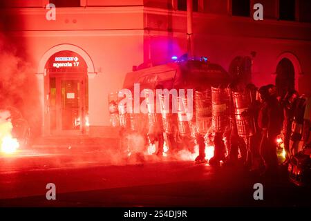 Rome, RM, Italie. 11 janvier 2025. Plus de 250 participants assistent à la manifestation pour réclamer justice pour le jeune homme de 19 ans décédé à Milan le 24 novembre 2024. Les participants lancent des bombes fumigènes sur des policiers alignés en tenue anti-émeute. (Crédit image : © Marco Di Gianvito/ZUMA Press Wire) USAGE ÉDITORIAL SEULEMENT! Non destiné à UN USAGE commercial ! Crédit : ZUMA Press, Inc/Alamy Live News Banque D'Images
