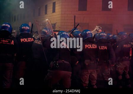 Manifestation en faveur de Ramy Elgaml, tué lors d'une poursuite de carabiniers à Milan ROME, ITALIE - 11 JANVIER : affrontement entre la police anti-émeute et des manifestants lors d'une manifestation en faveur de Ramy Elgaml dans le quartier de San Lorenzo le 11 janvier 2025 à Rome, Italie. Les manifestants ont manifesté contre la mort de Ramy Elgaml, 19 ans, tué à Milan le 24 novembre lors d'un accident impliquant le scooter qu'il conduisait et un carabinier qui aurait percuté le scooter. Rome Italie Copyright : xStefanoxMontesix Banque D'Images