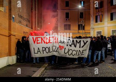 Manifestation en faveur de Ramy Elgaml, tué lors de la poursuite de carabiniers à Milan ROME, ITALIE - 11 JANVIER : les manifestants tiennent une banderole qui dit : vengeance pour Ramy. La police tue , lors d'une manifestation pour Ramy Elgaml le 11 janvier 2025 à Rome, Italie. Le 11 janvier 2025 à Rome, Italie. Les manifestants ont manifesté contre la mort de Ramy Elgaml, 19 ans, tué à Milan le 24 novembre lors d'un accident impliquant le scooter qu'il conduisait et un carabinier qui aurait percuté le scooter. Rome Italie Copyright : xStefanoxMontesix Banque D'Images