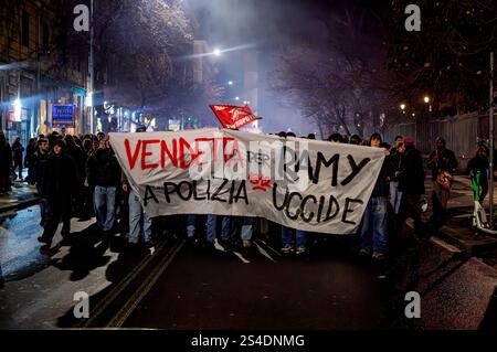 Manifestation en faveur de Ramy Elgaml, tué lors de la poursuite de carabiniers à Milan ROME, ITALIE - 11 JANVIER : les manifestants tiennent une banderole qui dit : vengeance pour Ramy. La police tue , lors d'une manifestation pour Ramy Elgaml le 11 janvier 2025 à Rome, Italie. Le 11 janvier 2025 à Rome, Italie. Les manifestants ont manifesté contre la mort de Ramy Elgaml, 19 ans, tué à Milan le 24 novembre lors d'un accident impliquant le scooter qu'il conduisait et un carabinier qui aurait percuté le scooter. Rome Italie Copyright : xStefanoxMontesix Banque D'Images