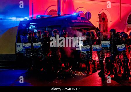 Manifestation en faveur de Ramy Elgaml, tué lors d'une poursuite de carabiniers à Milan ROME, ITALIE - 11 JANVIER : affrontement entre la police anti-émeute et des manifestants lors d'une manifestation en faveur de Ramy Elgaml dans le quartier de San Lorenzo le 11 janvier 2025 à Rome, Italie. Les manifestants ont manifesté contre la mort de Ramy Elgaml, 19 ans, tué à Milan le 24 novembre lors d'un accident impliquant le scooter qu'il conduisait et un carabinier qui aurait percuté le scooter. Rome Italie Copyright : xStefanoxMontesix Banque D'Images