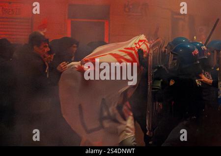 Manifestation en faveur de Ramy Elgaml, tué lors d'une poursuite de carabiniers à Milan ROME, ITALIE - 11 JANVIER : affrontement entre la police anti-émeute et des manifestants lors d'une manifestation en faveur de Ramy Elgaml dans le quartier de San Lorenzo le 11 janvier 2025 à Rome, Italie. Les manifestants ont manifesté contre la mort de Ramy Elgaml, 19 ans, tué à Milan le 24 novembre lors d'un accident impliquant le scooter qu'il conduisait et un carabinier qui aurait percuté le scooter. Rome Italie Copyright : xStefanoxMontesix Banque D'Images