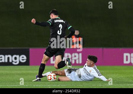 Valdebebas, Madrid, Espagne. 11 janvier 2025. 3 AndrÃº S RODRÃ GUEZ MartÃ NEZ et 22 DAVID JIMENEZ CORREDOR, lors du match Primera Federacion EspaÃ±ola entre Real Madrid-Castilla et CD Alcoyano au stade Alfredo Di Stefano à Madrid, Espagne, le 11 janvier. (Crédit image : © Oscar Manuel Sanchez/ZUMA Press Wire) USAGE ÉDITORIAL SEULEMENT! Non destiné à UN USAGE commercial ! Banque D'Images