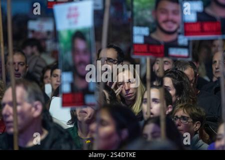 Tel Aviv, Israël. 11 janvier 2025. Une israélienne pleure alors qu'elle écoute des discours sur la place des otages à tel Aviv, en Israël, le 11 janvier 2025. Les pourparlers pour la libération des 98 otages encore détenus par le Hamas dans la bande de Gaza progressent alors que des signes indiquent qu’ils sont proches d’un accord neuf jours avant que le président américain élu Donald Trump ne soit inauguré. Photo de Jim Hollander/UPI crédit : UPI/Alamy Live News Banque D'Images