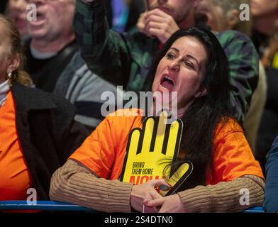 Tel Aviv, Israël. 11 janvier 2025. Les Israéliens appellent à les ramener à la maison 'maintenant!' Lors d'un rassemblement de masse sur la place des otages à tel Aviv, en Israël, le 11 janvier 2025 pour libérer les 98 otages restants, vivants ou morts. Les pourparlers pour la libération des 98 otages encore détenus par le Hamas dans la bande de Gaza progressent alors que des signes indiquent qu’ils sont proches d’un accord neuf jours avant que le président américain élu Donald Trump ne soit inauguré. Photo de Jim Hollander/UPI crédit : UPI/Alamy Live News Banque D'Images
