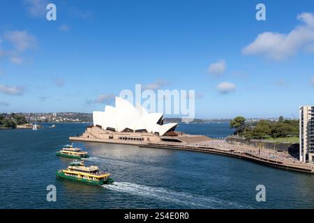 Opéra de Sydney avec deux ferries de Sydney passant l'Opéra, le port de Sydney, Nouvelle-Galles du Sud, Australie, 2024 Banque D'Images