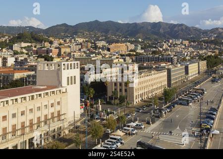 Vue en angle élevé du parking avec des visites guidées et des bus touristiques stationnés et l'horizon de la ville de Messine, Sicile, Italie, Europe Banque D'Images