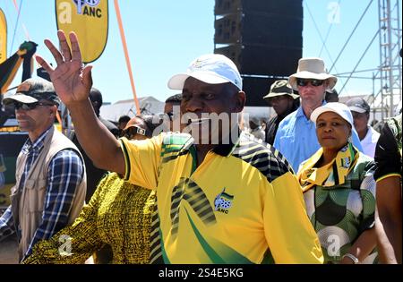 Cape Town, Afrique du Sud. 11 janvier 2025. Le président du Congrès national africain au pouvoir en Afrique du Sud, Cyril Ramaphosa, salue les supporters au stade Mandela Park à Khayelitsha, au Cap, en Afrique du Sud, le 11 janvier 2025. POUR ALLER AVEC 'L'ANC de l'Afrique du Sud s'engage à se renouveler alors qu'elle célèbre son 113e anniversaire' crédit : Ntsika Ndzende/Xinhua/Alamy Live News Banque D'Images