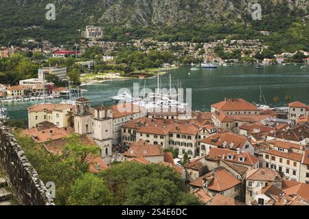 Vue en haut angle du sentier de randonnée muré à flanc de montagne, des immeubles d'habitation et des maisons couvertes de tuiles de toit en terre cuite traditionnelles plus vue sur Banque D'Images