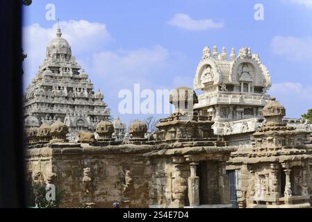 Kanchipuram, Tamil Nadu, Inde du Sud, Inde, Temple de pierre historique avec une architecture ornée sous un ciel bleu. Un exemple d'architecture indienne, Kanch Banque D'Images