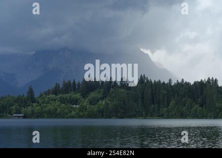 Nuages sombres suspendus au-dessus des montagnes Karwendel, orage, tempête, pluie, Barmsee, lac, Karwendel, Kruen, Mittenwald, Garmisch-Partenkirchen, Germ Banque D'Images