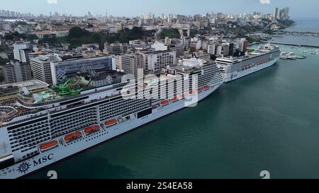 salvador, bahia, brésil - 17 décembre 2024 : vue aérienne d'un navire à passagers ancré dans le port de la ville de Salvador. Banque D'Images