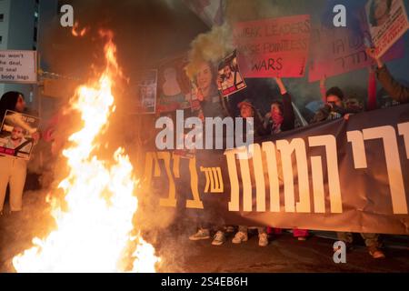 Tel Aviv, tel Aviv, Israël. 11 janvier 2025. LES MANIFESTANTS SE RASSEMBLENT À TEL AVIV POUR APPELER À UN CESSEZ-LE-FEU IMMÉDIAT ET À UN ACCORD D'OTAGES. (Crédit image : © Gaby Schuetze/ZUMA Press Wire) USAGE ÉDITORIAL SEULEMENT! Non destiné à UN USAGE commercial ! Crédit : ZUMA Press, Inc/Alamy Live News Banque D'Images