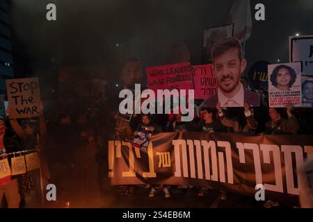 Tel Aviv, tel Aviv, Israël. 11 janvier 2025. LES MANIFESTANTS SE RASSEMBLENT À TEL AVIV POUR APPELER À UN CESSEZ-LE-FEU IMMÉDIAT ET À UN ACCORD D'OTAGES. (Crédit image : © Gaby Schuetze/ZUMA Press Wire) USAGE ÉDITORIAL SEULEMENT! Non destiné à UN USAGE commercial ! Crédit : ZUMA Press, Inc/Alamy Live News Banque D'Images