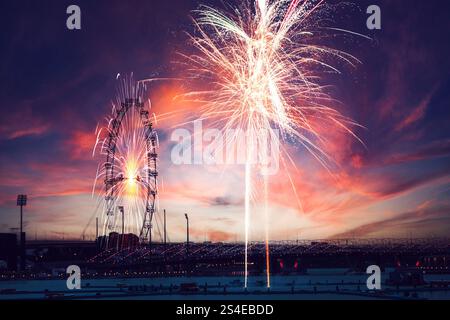 Assistez à un spectacle de feux d'artifice absolument époustouflant et époustouflant au parc d'attractions Banque D'Images