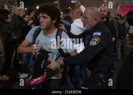 Tel Aviv, tel Aviv, Israël. 11 janvier 2025. LES MANIFESTANTS SE RASSEMBLENT À TEL AVIV POUR APPELER À UN CESSEZ-LE-FEU IMMÉDIAT ET À UN ACCORD D'OTAGES. (Crédit image : © Gaby Schuetze/ZUMA Press Wire) USAGE ÉDITORIAL SEULEMENT! Non destiné à UN USAGE commercial ! Crédit : ZUMA Press, Inc/Alamy Live News Banque D'Images