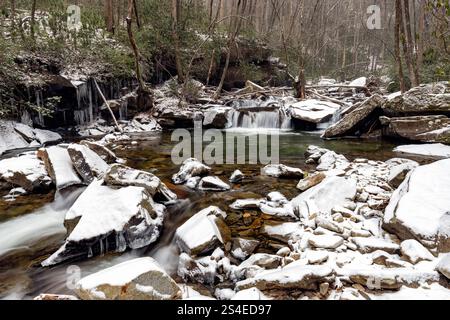 Rochers enneigés dans Looking Glass Creek en hiver - Pisgah National Forest, près de Brevard, Caroline du Nord, États-Unis Banque D'Images