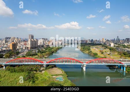 Vue aérienne du pont tubulaire sur la rivière Xindian à Taipei, Taiwan Banque D'Images