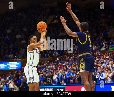 11 janvier 2025 : le garde du duc Caleb Foster (1) tire sur le garde de notre Dame Markus Burton (3). Match de basket-ball NCAA entre l'Université notre Dame et l'Université Duke au Cameron Indoor Stadium, Durham, Caroline du Nord. David Beach/CSM Banque D'Images