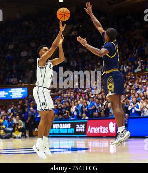 11 janvier 2025 : le garde du duc Caleb Foster (1) tire sur le garde de notre Dame Markus Burton (3). Match de basket-ball NCAA entre l'Université notre Dame et l'Université Duke au Cameron Indoor Stadium, Durham, Caroline du Nord. David Beach/CSM Banque D'Images