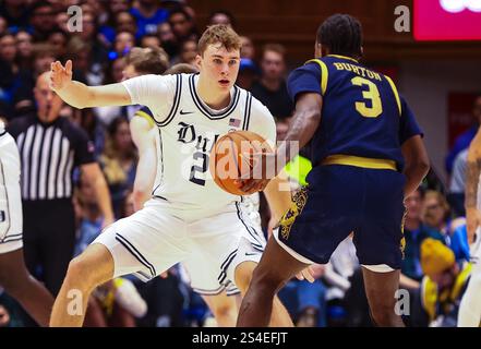 11 janvier 2025 : Cooper Flagg (2) défend contre le garde de notre Dame Markus Burton (3). Match de basket-ball NCAA entre l'Université notre Dame et l'Université Duke au Cameron Indoor Stadium, Durham, Caroline du Nord. David Beach/CSM Banque D'Images