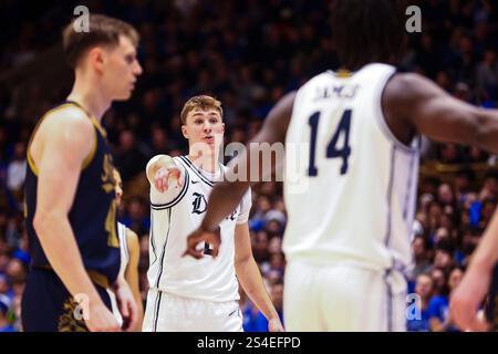 11 janvier 2025 : Cooper Flagg (2), garde Duke. Match de basket-ball NCAA entre l'Université notre Dame et l'Université Duke au Cameron Indoor Stadium, Durham, Caroline du Nord. David Beach/CSM Banque D'Images