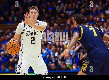 11 janvier 2025 : Cooper Flagg (2), garde du Duke, signe avec ses coéquipiers. Match de basket-ball NCAA entre l'Université notre Dame et l'Université Duke au Cameron Indoor Stadium, Durham, Caroline du Nord. David Beach/CSM Banque D'Images
