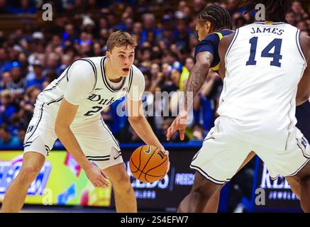 11 janvier 2025 : le gardien de Duke Cooper Flagg (2) cherche l'ouverture. Match de basket-ball NCAA entre l'Université notre Dame et l'Université Duke au Cameron Indoor Stadium, Durham, Caroline du Nord. David Beach/CSM Banque D'Images