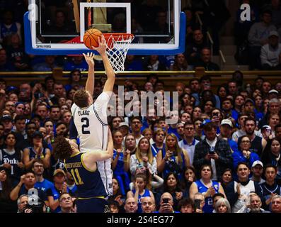 11 janvier 2025 : la garde de notre Dame Braeden Shrewsberry (11) fait fi de la garde de Duke Cooper Flagg (2). Match de basket-ball NCAA entre l'Université notre Dame et l'Université Duke au Cameron Indoor Stadium, Durham, Caroline du Nord. David Beach/CSM (image crédit : © David Beach/Cal Sport Media) Banque D'Images