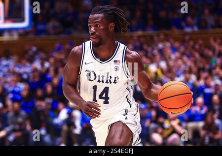 11 janvier 2025 : garde Duke Sion James (14 ans) dribble ball. Match de basket-ball NCAA entre l'Université notre Dame et l'Université Duke au Cameron Indoor Stadium, Durham, Caroline du Nord. David Beach/CSM Banque D'Images