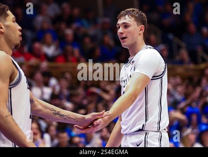 11 janvier 2025 : le garde du duc Cooper Flagg (2) célèbre avec l'attaquant du duc Mason Gillis (18). Match de basket-ball NCAA entre l'Université notre Dame et l'Université Duke au Cameron Indoor Stadium, Durham, Caroline du Nord. David Beach/CSM Banque D'Images