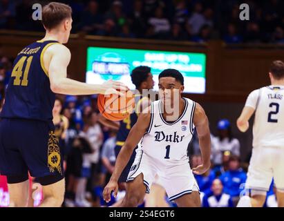 11 janvier 2025 : Caleb Foster (1) joue en défense contre Matt Allocco (41), le garde de notre Dame. Match de basket-ball NCAA entre l'Université notre Dame et l'Université Duke au Cameron Indoor Stadium, Durham, Caroline du Nord. David Beach/CSM Banque D'Images
