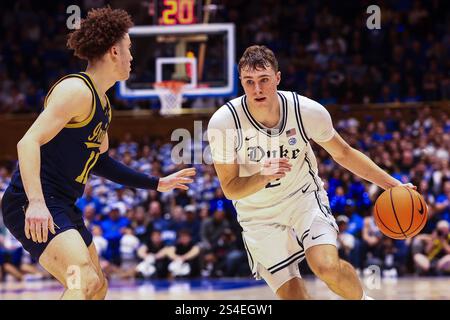 11 janvier 2025 : le gardien Duke Cooper Flagg (2) se dirige vers le panier devant le gardien de notre Dame Braeden Shrewsberry (11). Match de basket-ball NCAA entre l'Université notre Dame et l'Université Duke au Cameron Indoor Stadium, Durham, Caroline du Nord. David Beach/CSM Banque D'Images