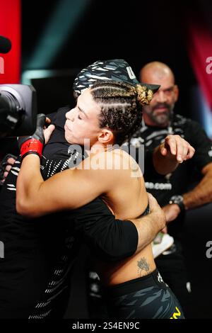 Las Vegas, Nevada, États-Unis. 11 janvier 2025. LAS VEGAS, NV - 11 JANVIER : Mackenzie Dern rencontre dans l'octogone pour un main event de 5 tours à l'UFC Apex pour UFC Fight Night - Dern vs Ribas 2 le 11 janvier 2025 à Las Vegas, NV, États-Unis. (Photo de Louis Grasse/PxImages) crédit : Px images/Alamy Live News Banque D'Images