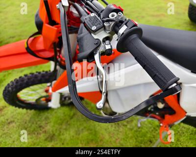 Vue rapprochée détaillée du guidon d'un vélo tout-terrain Banque D'Images