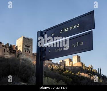 GRENADE, ESPAGNE - 11 MARS 2016 : panneau de direction pour l'Alhambra et Casa de Zafra Banque D'Images