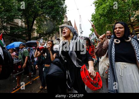 Melbourne, Australie. 12 janvier 2025. Les manifestants crient des slogans pendant le rassemblement. Les manifestants se rassemblent à la Bibliothèque d'État de Victoria à Melbourne pour un rassemblement du nouvel an, s'unissant pour lutter contre le racisme systémique, libérer les réfugiés, libérer la Palestine et mettre fin à l'agression sioniste, en mettant l'accent sur la solidarité et la justice pour tous. (Photo de Ye Myo Khant/SOPA images/Sipa USA) crédit : Sipa USA/Alamy Live News Banque D'Images