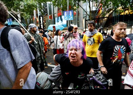 Melbourne, Australie. 12 janvier 2025. Les manifestants crient des slogans pendant le rassemblement. Les manifestants se rassemblent à la Bibliothèque d'État de Victoria à Melbourne pour un rassemblement du nouvel an, s'unissant pour lutter contre le racisme systémique, libérer les réfugiés, libérer la Palestine et mettre fin à l'agression sioniste, en mettant l'accent sur la solidarité et la justice pour tous. (Photo de Ye Myo Khant/SOPA images/Sipa USA) crédit : Sipa USA/Alamy Live News Banque D'Images