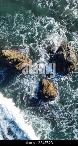 Vue aérienne des vagues de l'océan s'écrasant contre les affleurements rocheux Banque D'Images