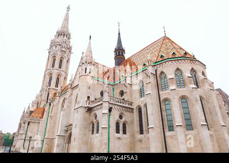 Cathédrale gothique Saint Matthieu à Budapest. Cathédrale de style gothique ornée avec des détails architecturaux complexes, y compris des arches pointues, de grandes flèches, Banque D'Images