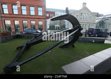 Belfast, Irlande du Nord - 22 décembre 2024 - Une grande ancre est exposée à l'extérieur du musée Titanic Belfast. Image du musée Titanic Belfast dans le quartier Titanic de Belfast. Banque D'Images