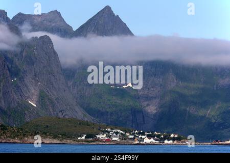 Paysage de montagne fantastique sur la côte de Reine, Lofoten, Norvège Banque D'Images