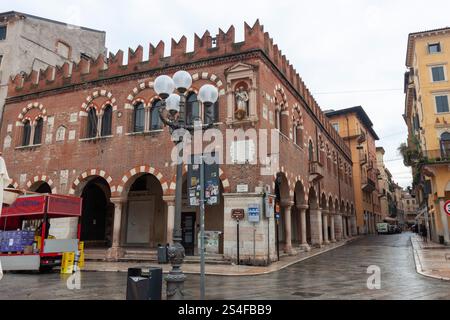 VÉRONE, ITALIE - 23 OCTOBRE 2024 : la Domus Mercatorum (Maison des marchands) sur la Piazza delle Erbe à Vérone, Italie, avec son RO crénelé distinctif Banque D'Images