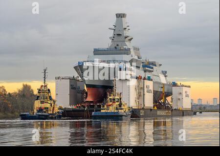 Le HMS Glasgow, la première des huit frégates de type 26, descend la rivière Clyde pour être lancé à Loch long - novembre 2022. Banque D'Images