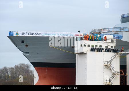 Le HMS Glasgow, la première des huit frégates de type 26, descend la rivière Clyde pour être lancé à Loch long - novembre 2022. Banque D'Images