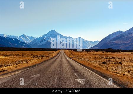 Route panoramique menant vers Aoraki / Parc national du Mont Cook, Île du Sud, Nouvelle-Zélande. Banque D'Images