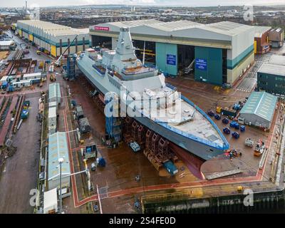 Vue aérienne du futur HMS Glasgow (F88) en construction au chantier naval BAE Systems à Govan, Glasgow. Banque D'Images