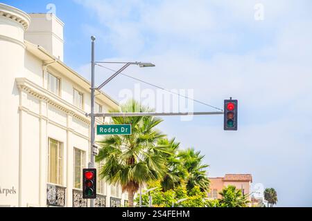 Panneau de nom routier de l'emblématique Rodeo Drive sur les feux de signalisation du lampadaire au rouge à Beverley Hills, Los Angeles, Californie, États-Unis Banque D'Images